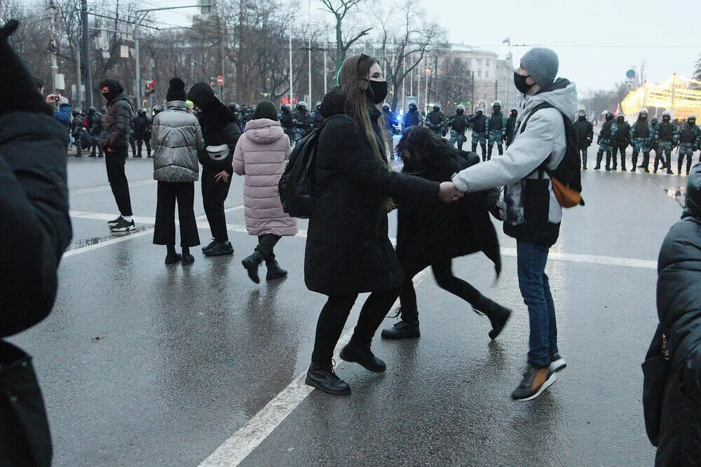 Участие в митингах пример. Несанкционированный митинг. Несанкционированные массовые мероприятия. Участие в несанкционированном митинге. Дети на митинге.