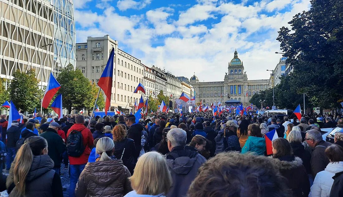 Митинг в Праге 2022. Митинги в России. Митинг в центре. Антиправительственный митинг в Праге. Митинг 28