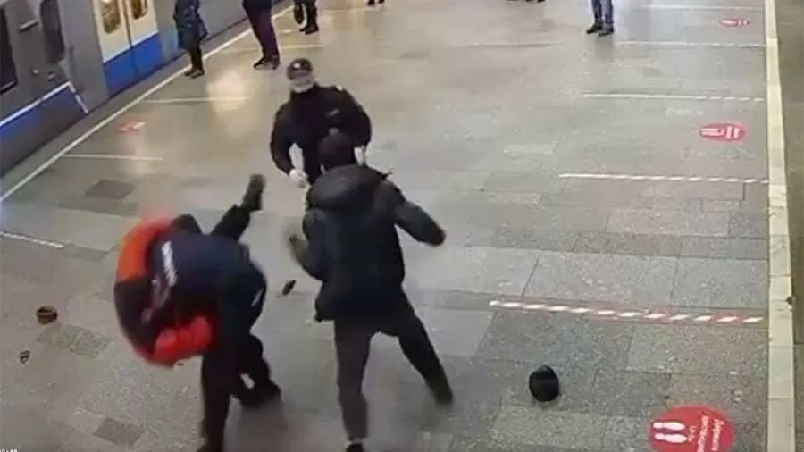 задержания мигрантов за нападение на полицейского. нападение в метро в москве. нападение мигрантов на полицию в москве. мигранты в москве напал на полицейского женщину. нападение на сотрудника полиции.