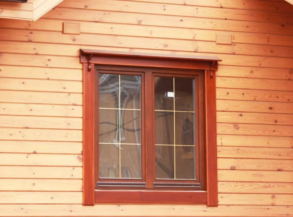 Купить окна в деревянный дом. Наличники на окна. Наличники на окна деревянные. Окна в деревянном доме. Наличники в деревянном доме.