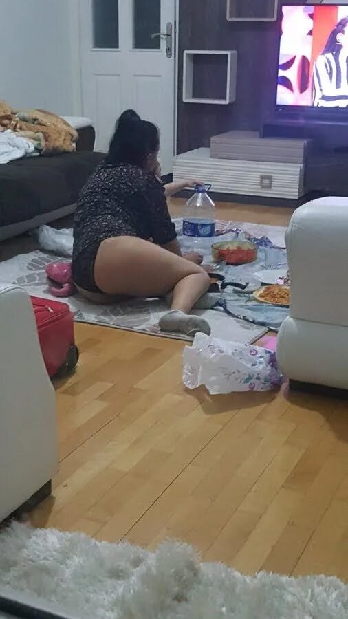 Хоум сестра. Turkish скрытая sister. Сестра застряла под кроватью. Turkish скрытая sister. Karim жена турция.