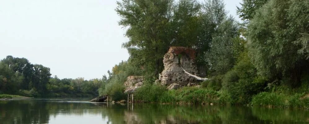 Канал утесом деревенька