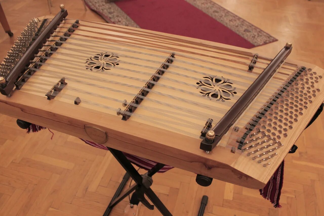 музыкальные инструменты беларуси. цимбалы — струнный ударный музыкальный инструмент. гусли цимбалы музыкальный инструмент. национальный музыкальный инструмент белоруссии. гусли цимбалы.