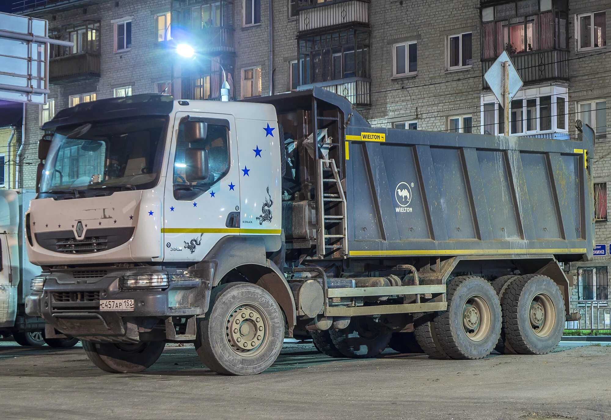 Самосвал renault. Renault Kerax самосвал. Рено Керакс 6х4 самосвал. Самосвал Renault Kerax 25т. Грузовик Renault самосвал 1996.