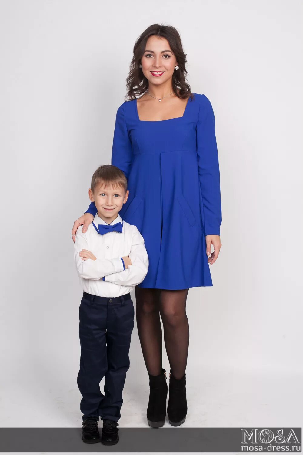 Мама в синем платье. Наряды для мамы и сына. Одинаковая одежда для мамы и сына.