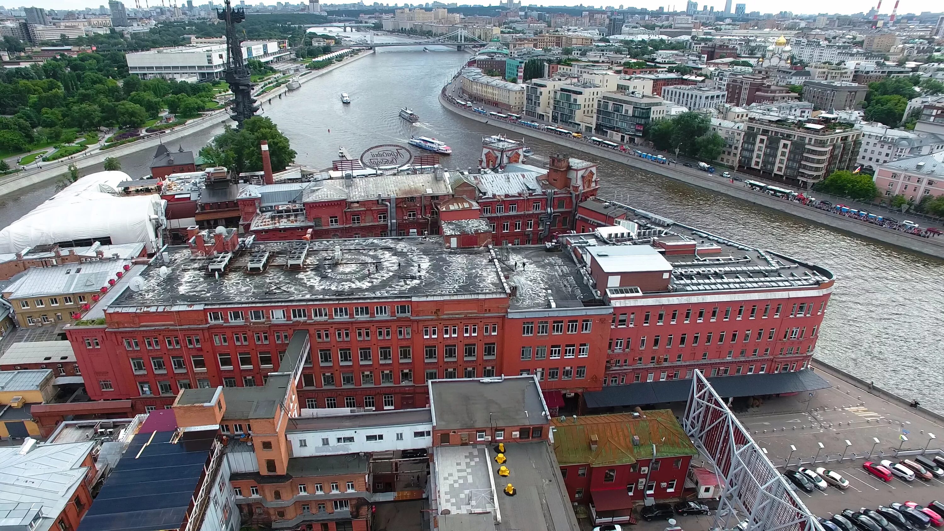 Завод красный октябрь Москва. Территория завода красный октябрь Москва. Красный октябрь Москва арт пространство. Кондитерская фабрика красный октябрь Москва. Бывшая фабрика красный октябрь