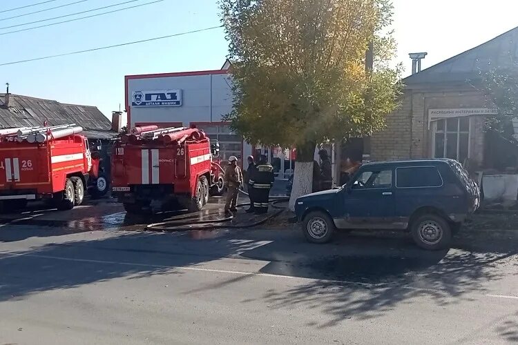 Вольск ру пожары домов. Пожар Вольск оптовая база. Пожар в Вольске Октябрьская. Вольск пожар на Володарского. Вольская неделя саратовская область