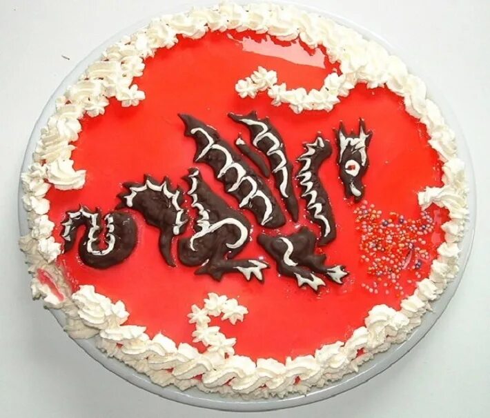 Блюда на год дракона 2024. Торт кремовый с драконом. Торт дракон из крема. Торт с красным драконом. Дракон на торт картинка.