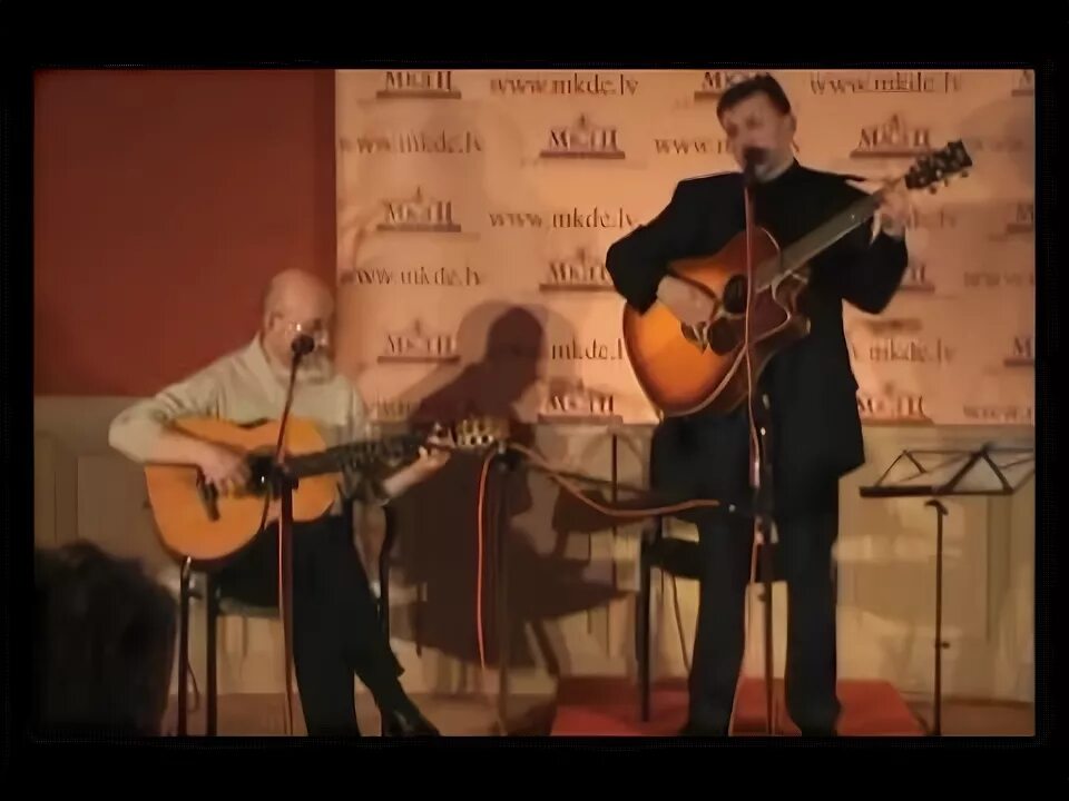 К долгожданной гитаре я тихо прильну слушать. Я гитару настрою на лирический лад. долгожданной гитаре я тихо прильну песня.