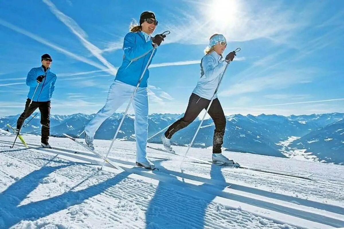 We like skiing. Зимний спорт. Ходьба на лыжах. Занятия спортом на свежем воздухе. Горнолыжный спорт.