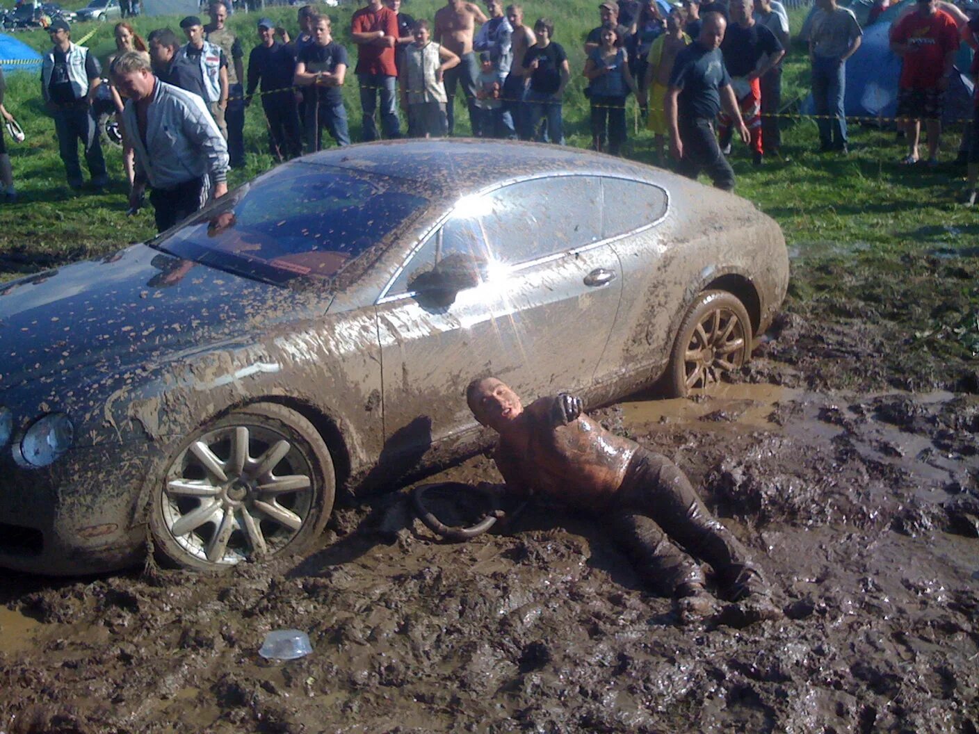 Почему машина грязная. Грязный автомобиль. Автомобиль в грязи. Грязная машина. Тачки в грязи.
