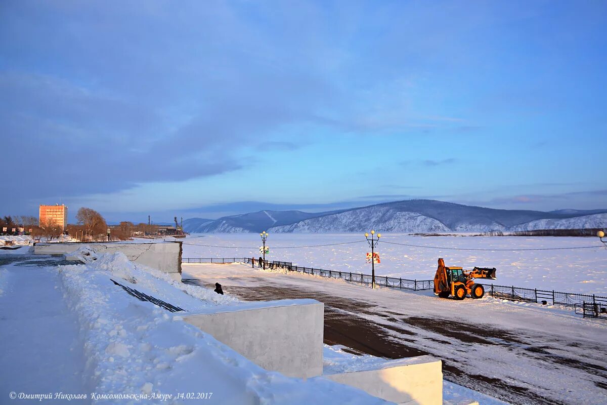 Набережная Комсомольска на Амуре. Комсомольск-на-Амуре зима. Комсомольск на Амуре горы. Комсомольск на Амуре зима 2014.