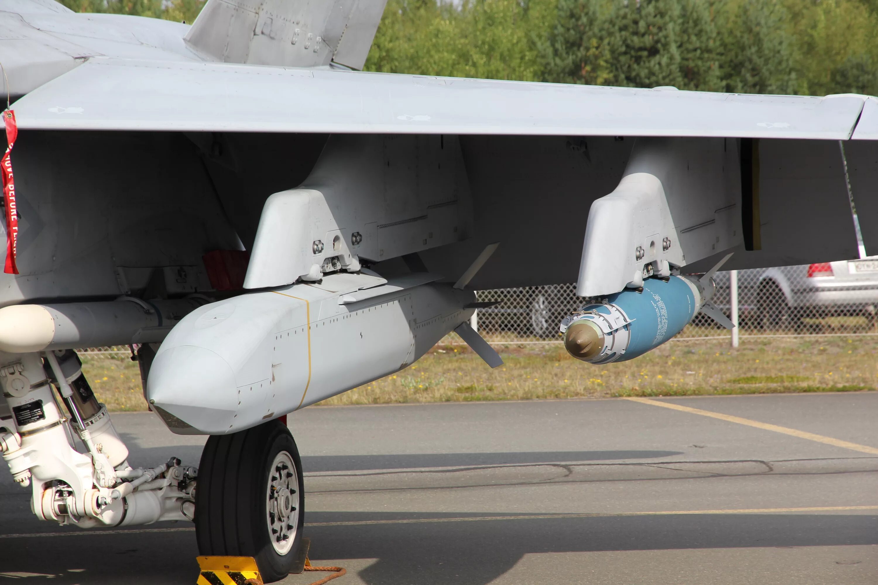 Дальнобойные авиабомбы jsow. Планирующая авиабомба agm-154 jsow. agm-154 jsow. agm-154 joint standoff weapon. f-16 agm-154 jsow.