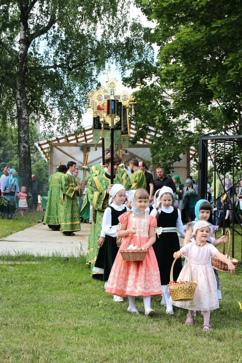 Троица 23 июня. День Святой Троицы празднование. Святасвятая Троица праздник. Троица в 1983. Троица праздник традиции Православие.