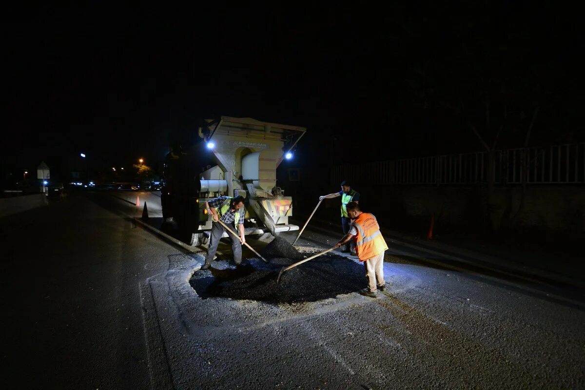Ночной ремонт дорог. Безопасные и качественные дороги. Фото дорожников работающих ночью. Работа ночью. Ночные подработки в москве для мужчин