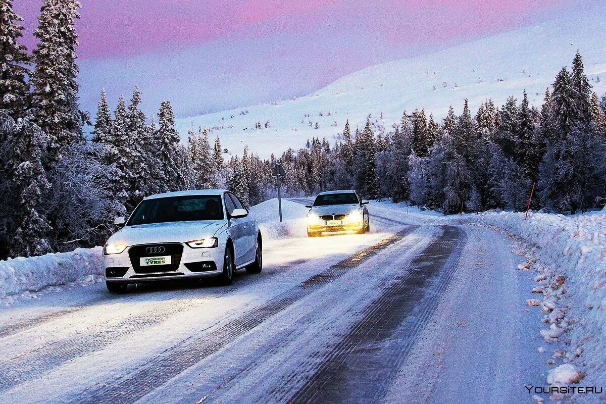 Машина зимой. Машина на зимней дороге. Зимние дороги в Финляндии. Зима дорога машина.