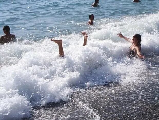 Черное море купания. На пляже купание. Купаться в море. Люди купаются в море. Дети купаются в море.