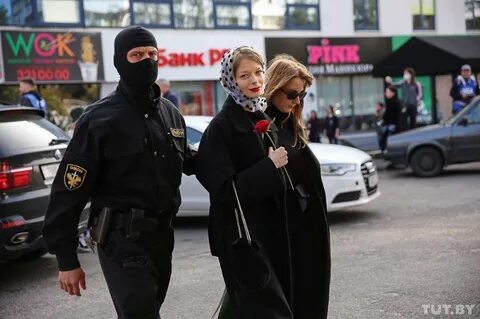 Девушка омон