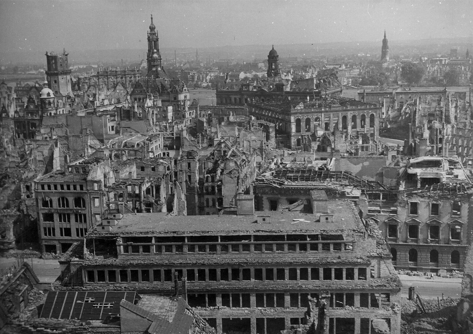 Германия после 1945. Дрезден бомбардировка 1945. Дрезден после бомбардировки 1945. Дрезден до бомбардировки 1945.