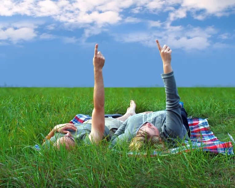 Люди отдыхают на природе. Отдыхаем на природе. Люди отдыхают на траве. Отдыхаем на траве. Человек в траве.