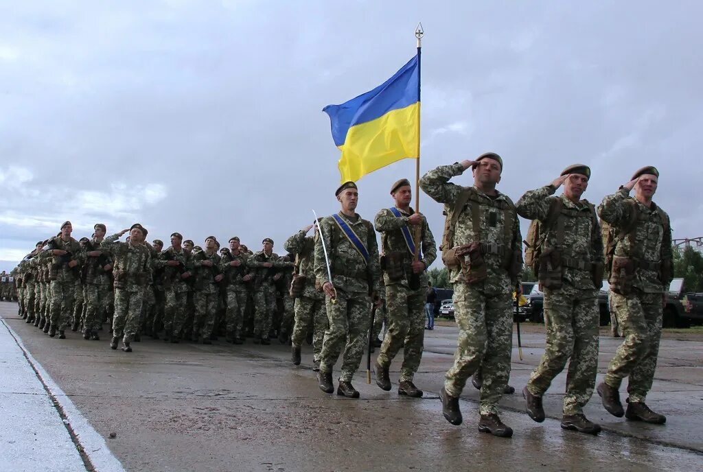 Современную украинскую. Украинский военный парад. Вооруженные силы Украины парад. Украинские военные с флагом. Украинское военное Приветствие.