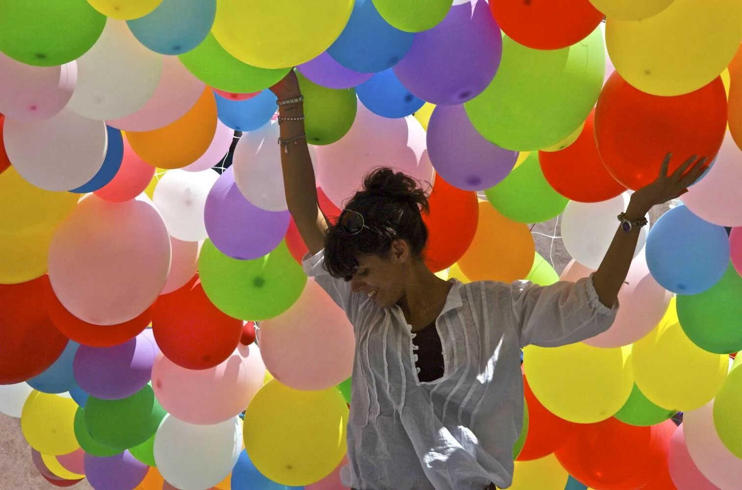 Шоу дождевых шариков. Охапка воздушных шаров. Гелиевые шары фон. Шарики в Китае воздушные.