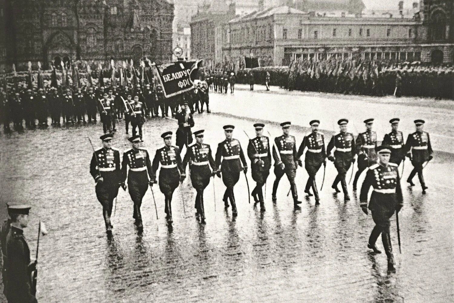 Где проходил первый парад. Парад Победы 24 июня 1945 года. Парад Победы 24 июня 1945 г Жуков. Парад 24 июня 1945 года в Москве на красной площади. Жуков и Рокоссовский на параде Победы 1945.