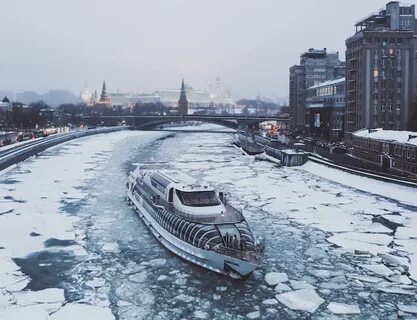 Речной трамвайчик зимой