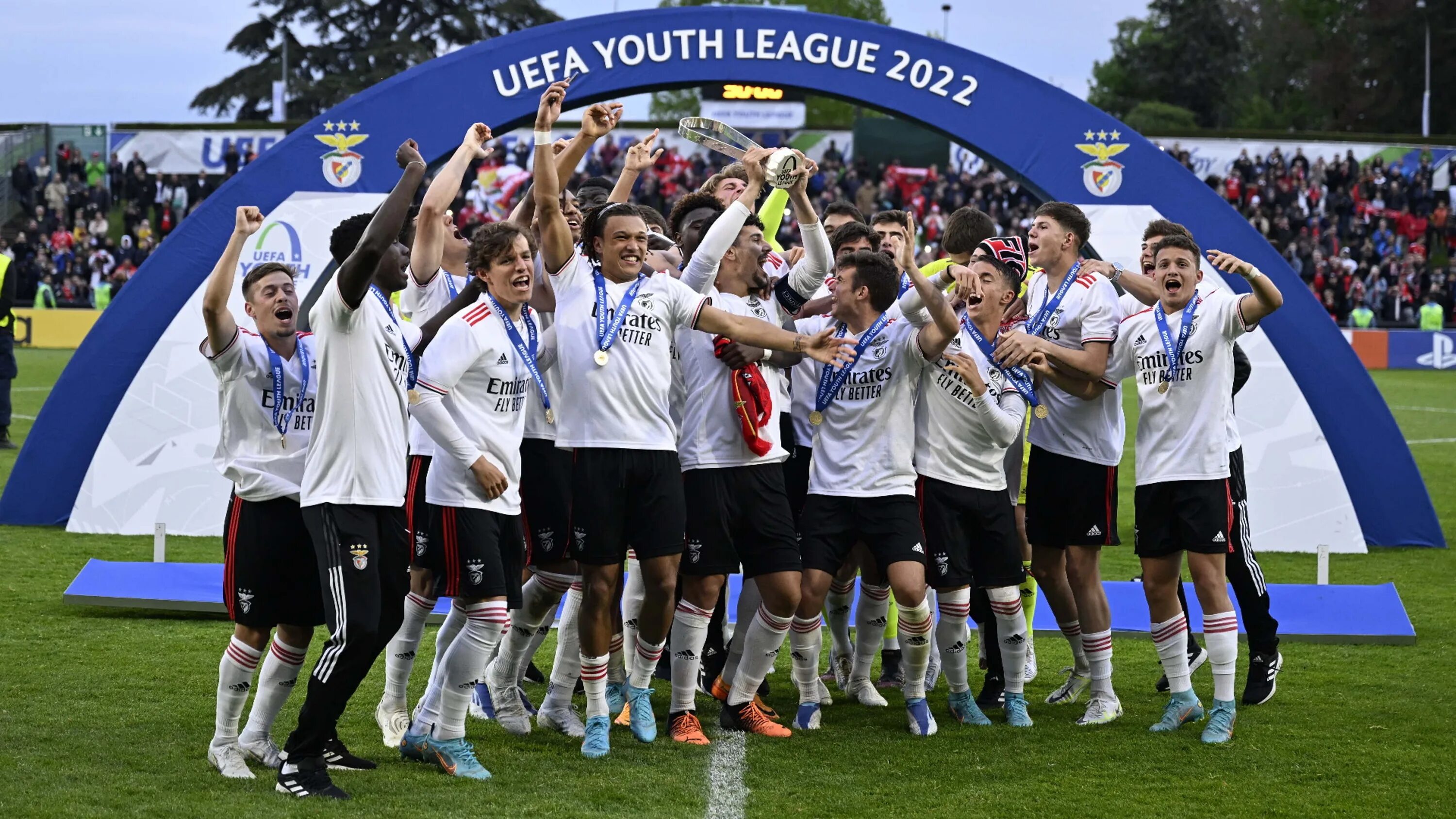 Лига уефа победители. Юношеская лига УЕФА. Юношеская лига чемпионов. Европейские футбольные Лиги. Юношеская лига УЕФА фото.