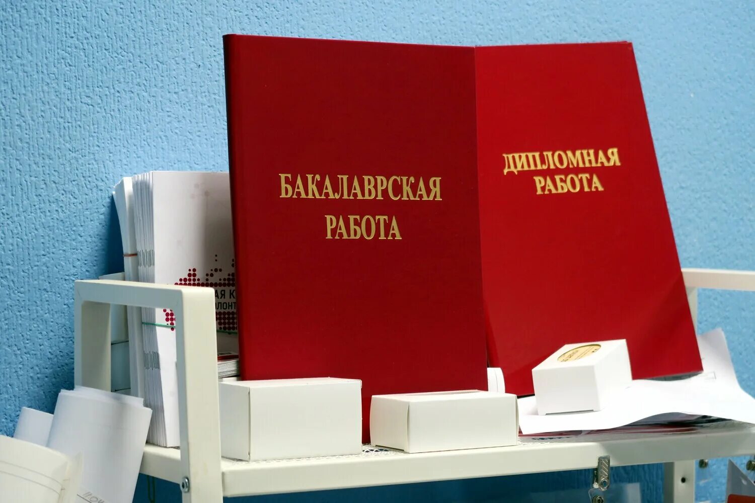 Прошивка дипломной работы как выглядит. Твердый переплет вкр. Переплет дипломной работы. Дипломная работа в твердом переплете. Переплет курсовой на пластиковую пружину.