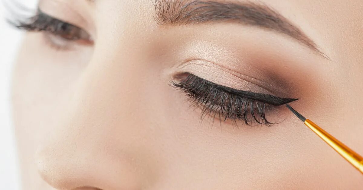 Eyeliner для глаз. Стрелки макияж. Красивые стрелки на глазах. Тонкие стрелки подводкой. Подводка для глаз.