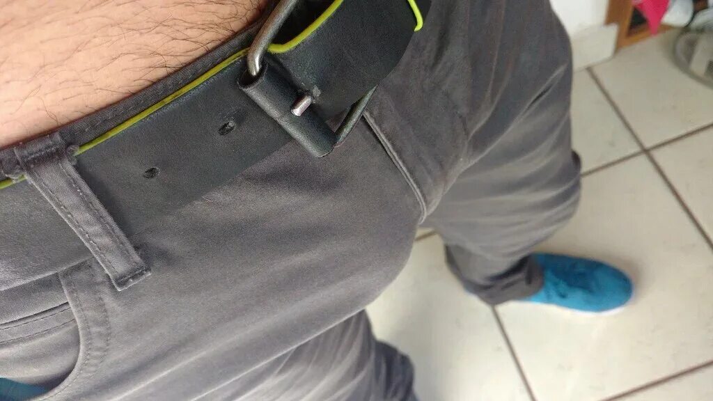 Бугорок в джинсах. Бугорок в штанах у парней. Big bulge men в штанах penis. Парни с буграми. Огромный бугор в штанах.