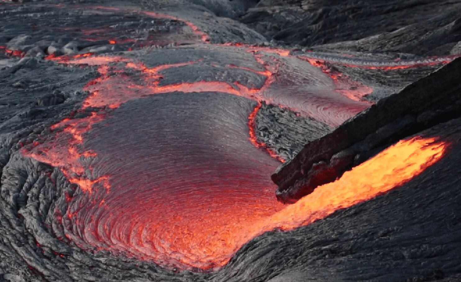 Породы образовавшиеся из расплавленной магмы называют. Лава магма вулкан. Кальдеры Килауэа, Гавайи.. Эффузивные вулканы. Кальдеры Килауэа, Гавайи. Сверху.