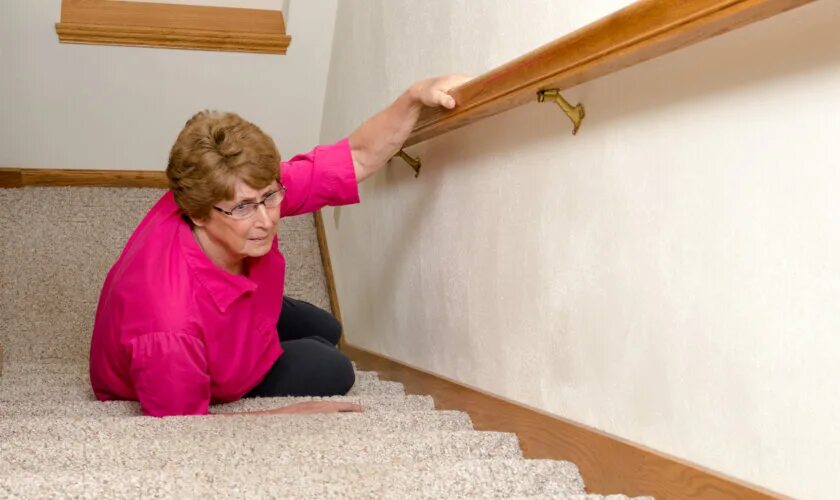 Пожилая женщина на полу. Падение пожилых людей. Бабушка на лестнице.