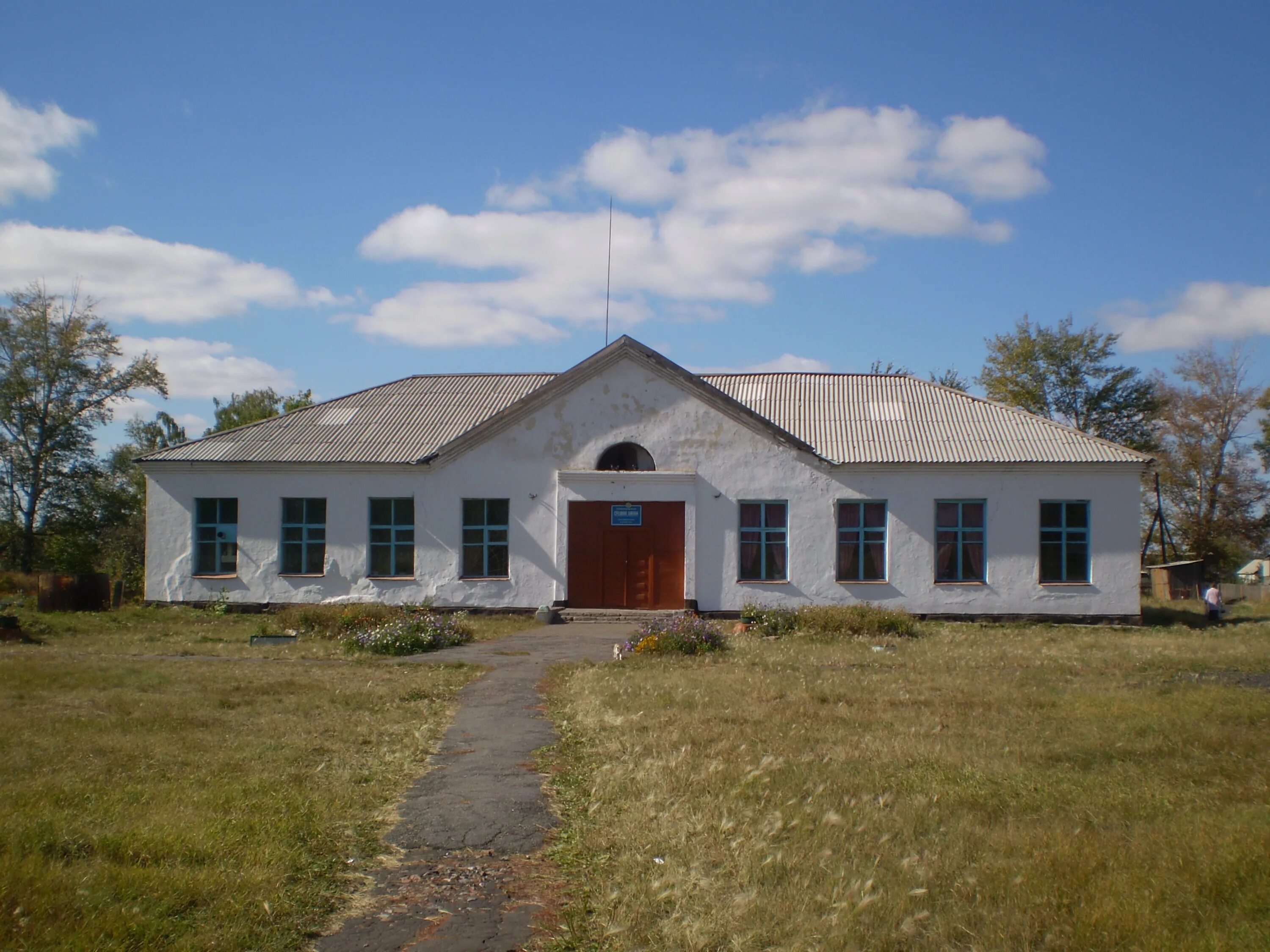 Посёлок Комсомольский Синега. Одноэтажные школы СССР. Здание сельской школы. Сельская школа Одноэтажная. Школы старая деревня