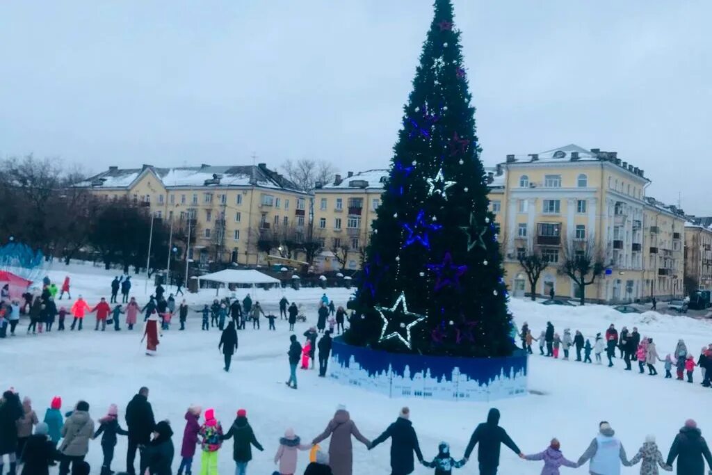 Площадь металлургов череповец. Елка на площади металлургов череповец. новогодние развлечения вологда. новогодний металлург.
