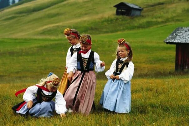 Костюм в австрии традиционный. Трахтен бавария. Национальный костюм швейцарии. Австрия народный костюм. Народы австрии.