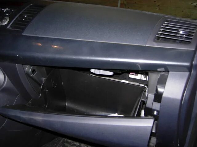 как снять бардачок лансер 9