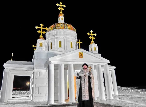 На озере Тургояк построили ледяную часовню