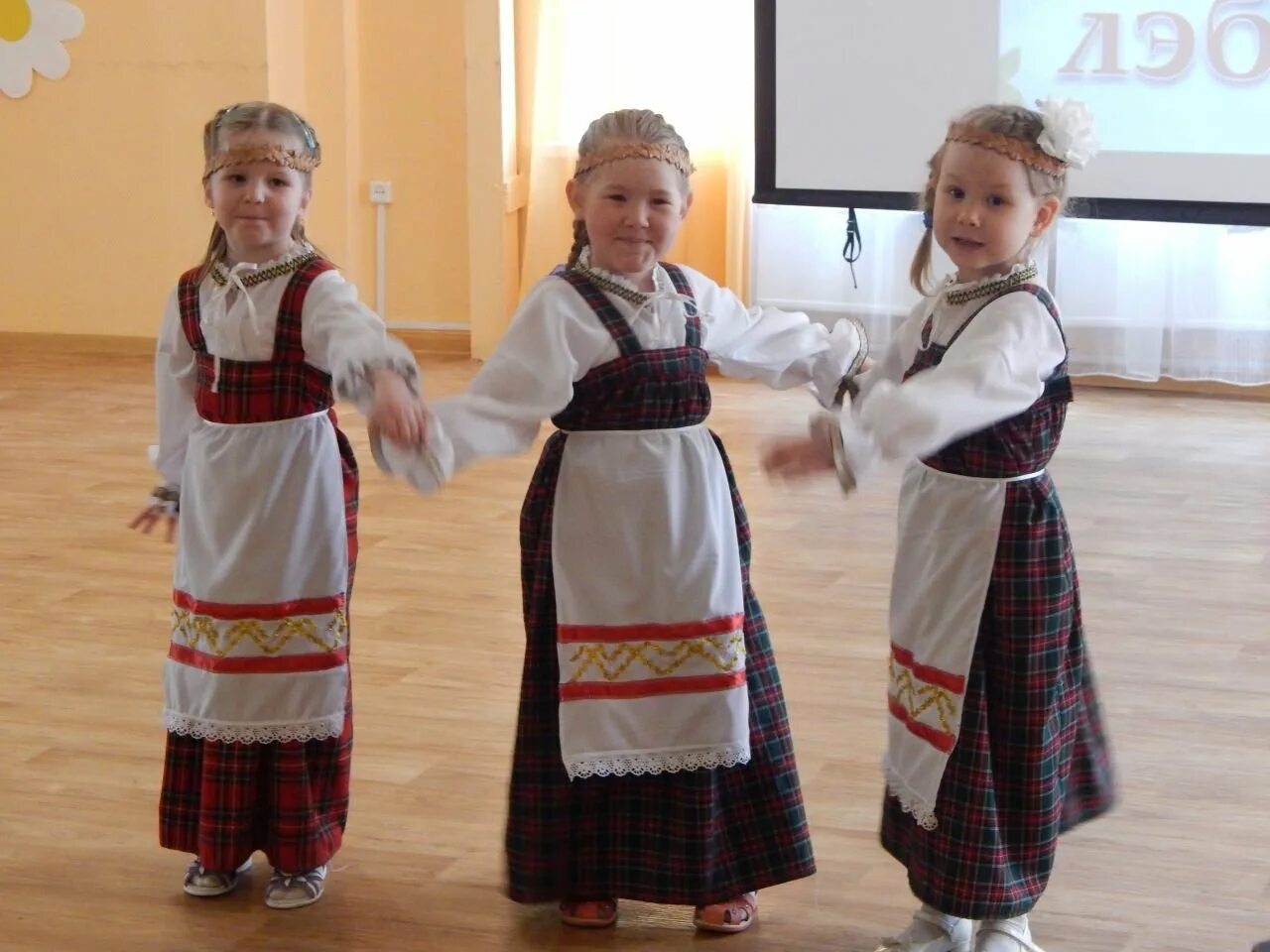 Коми пермяцкий костюм. Национальный Коми Пермяцкий Коми Пермяцкий костюм. Традиции Коми народа Республики Коми Пермяков. Коми пермяки национальные костюмы. Коми-пермяки дети.