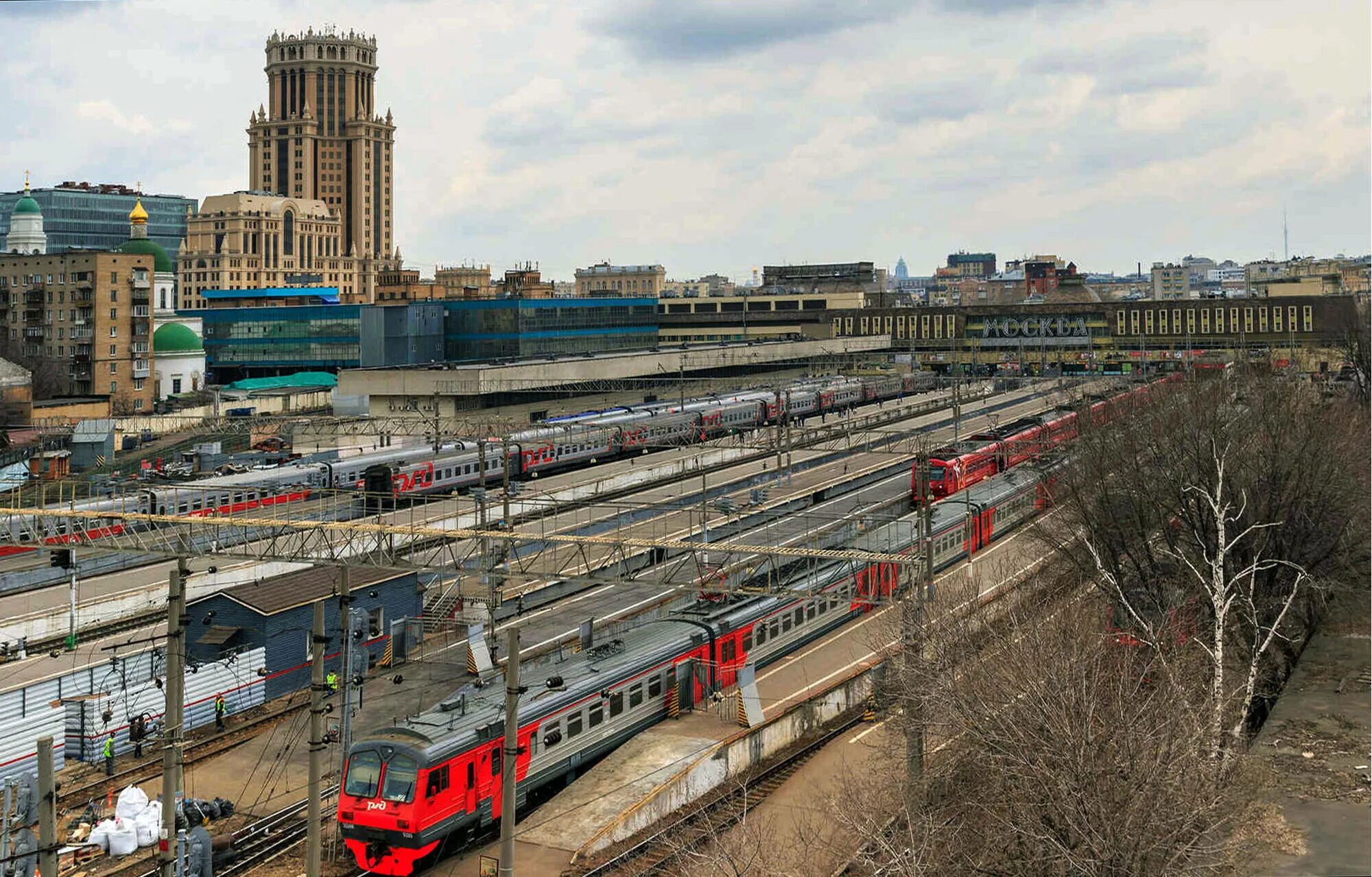 Павелецкая железная дорога. Москва Павелецкая красная площадь. Поезд на Павелецком вокзале фото. Москва Павелецкий вокзал 1990. Дербеневская станция Павелецкого направления фото.