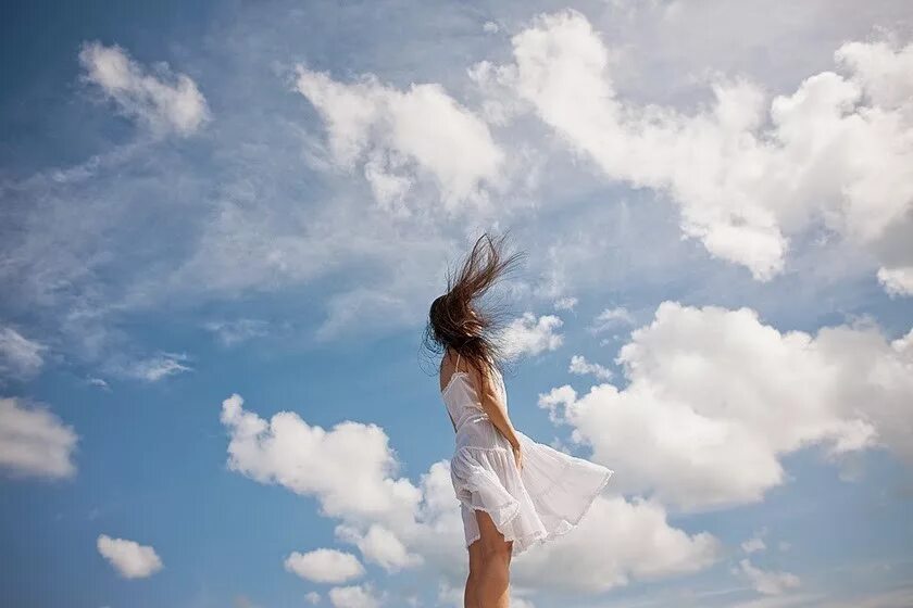 Ветер зовет за собой облака. Девушка и небо. Девушка в облаках. Девушка летает. Девушка на ветру.
