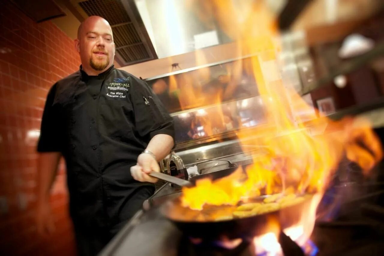 Человек готовит. Шеф повар готовит. Мужчина готовит на кухне. Общественное питание. Cook 2 форма.