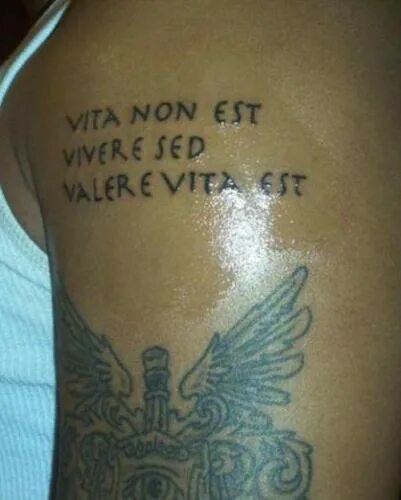 Высказывания на латыни. Familia mea est vita mea тату. Vita non est. Латинские фразы. Тату на ключице для девушек надписи на латыни.