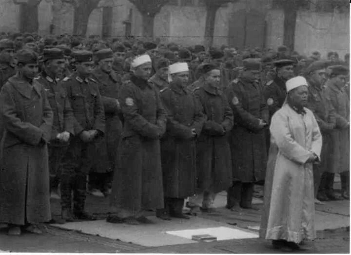 Татары в годы войны. Идель-Урал (Легион). Легион вермахта " Идель - Урал ". Туркестанский Легион намаз. Солдаты легиона Идель Урал.