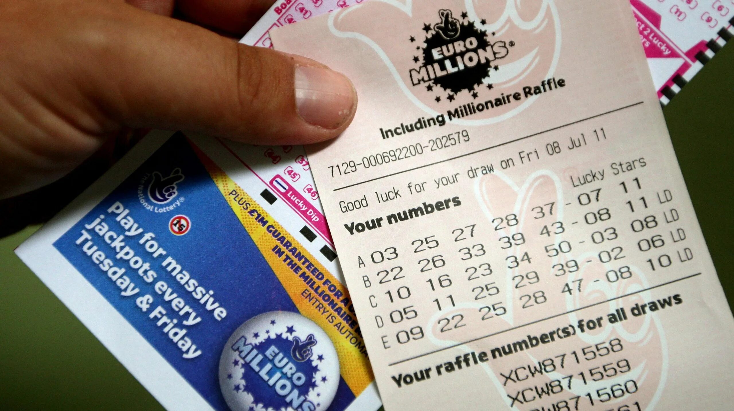 Билеты миллион. Euromillions лотерея. Лотерея в Англии. Выиграть в лотерею евро. Джекпот в лотерее.