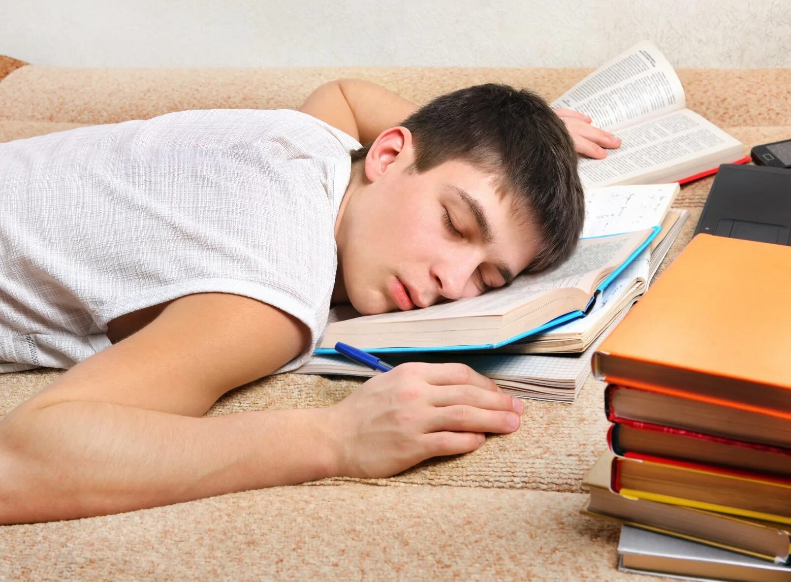 Ночью делают уроки. Сон студента. Сонный студент.