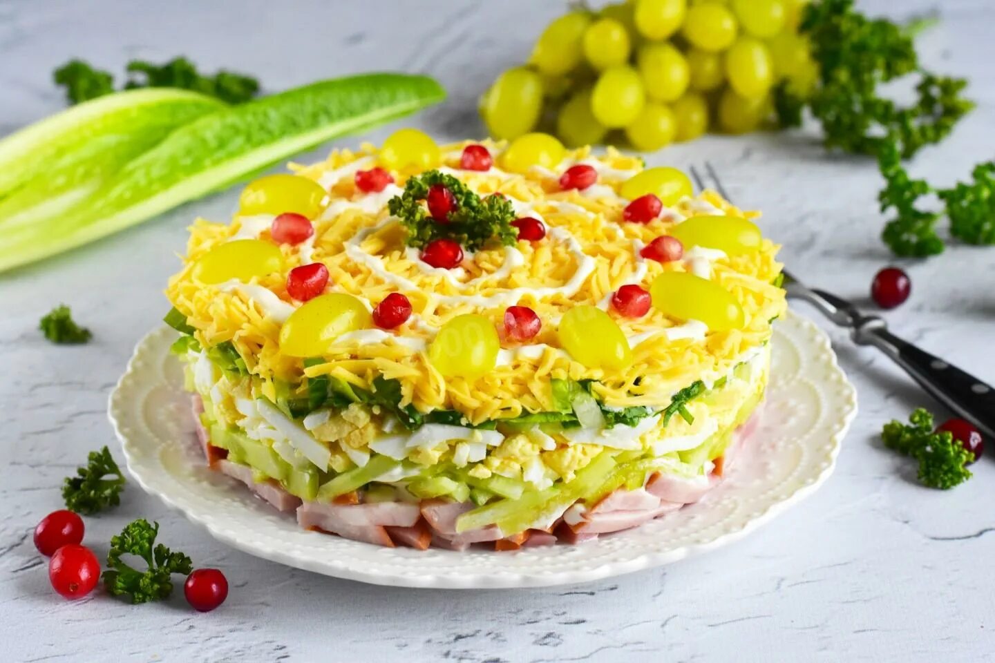 Кухня наизнанку салат из крабовых палочек. Салат неженка. неженка салат украшенный. кулинарное кольцо для салата. салат неженка фото.