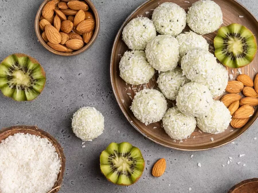 Кокосовые конфеты «снежки». Кокосовый печенье рафаэлло. Сыроедные рафаэлло. Кокосовая стружка рафаэлло. Конфеты из миндальной муки.