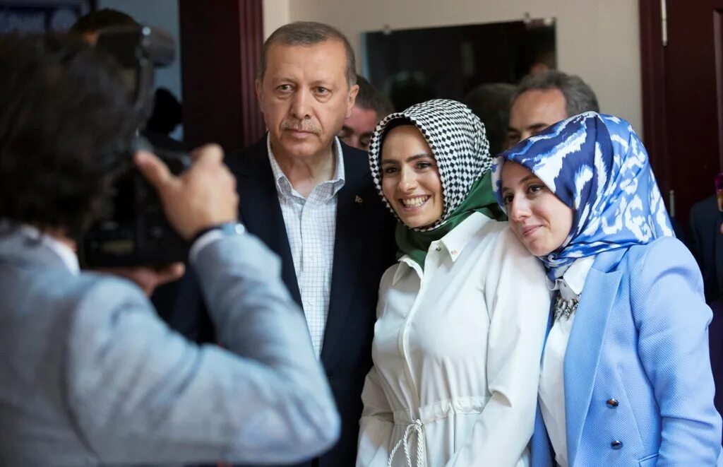 Эрдоган возраст. Эмине Эрдоган. Сумеййе Эрдоган. Переводчица Эрдогана. Семья президента Турции.